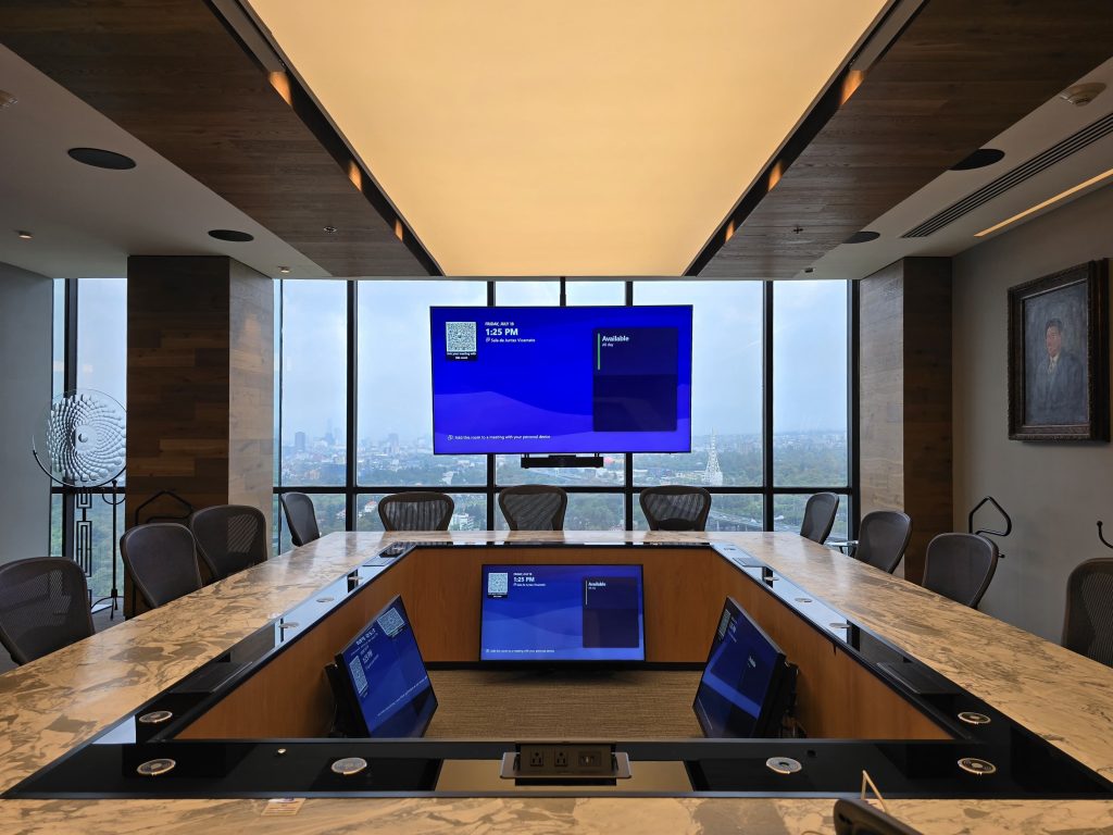 sala con pantalla al fondo