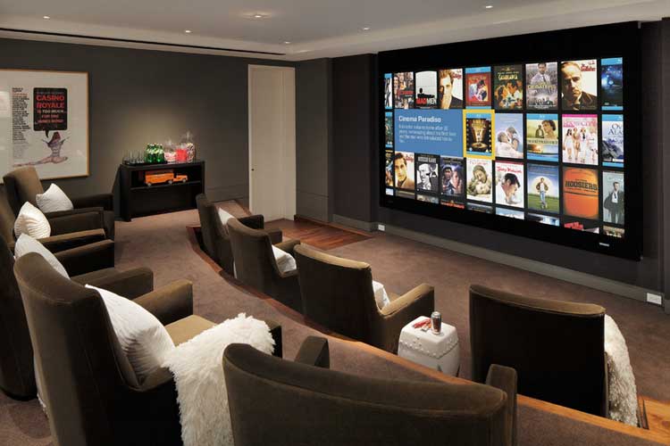 sala de una casa con pantalla grande